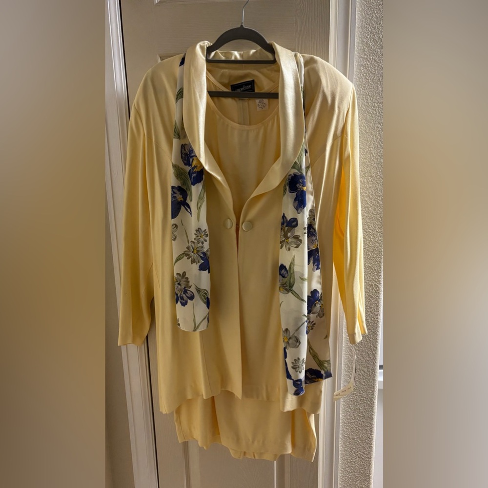 Impulsive 2 piece sleeveless dress with long jacket and flowered scarf